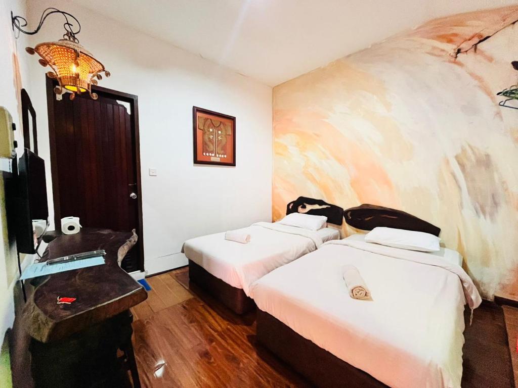 Postel nebo postele na pokoji v ubytování Kuching Waterfront Lodge