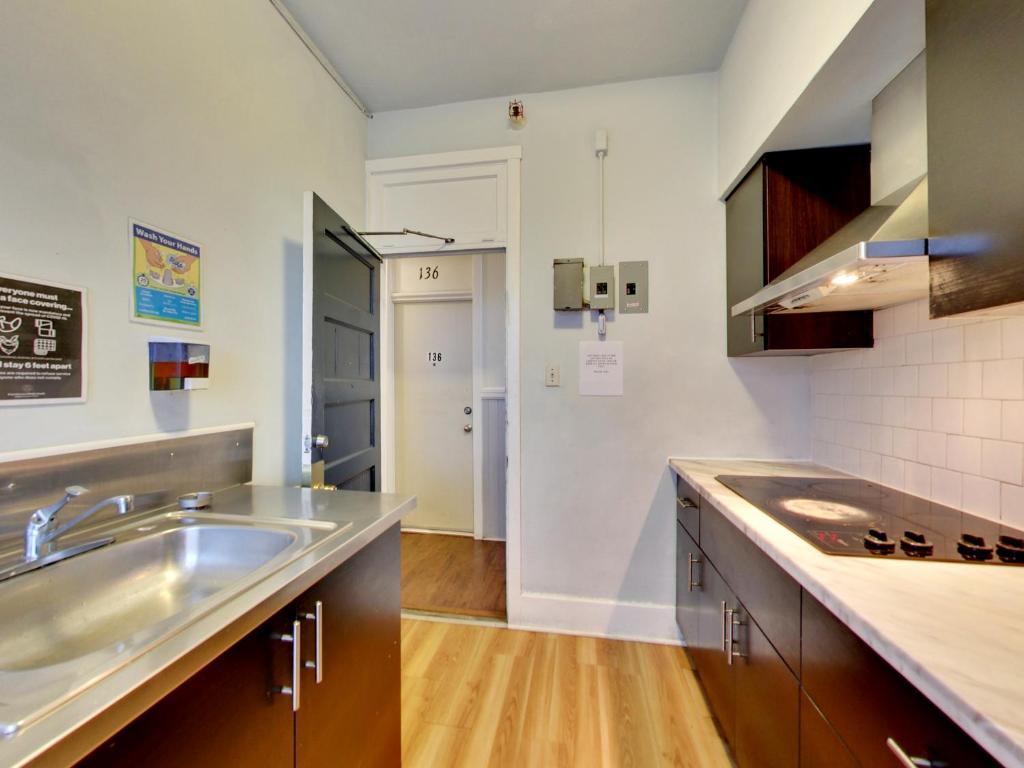 uma cozinha com um lavatório e uma bancada em Pyramid Nightly Stays em São Francisco