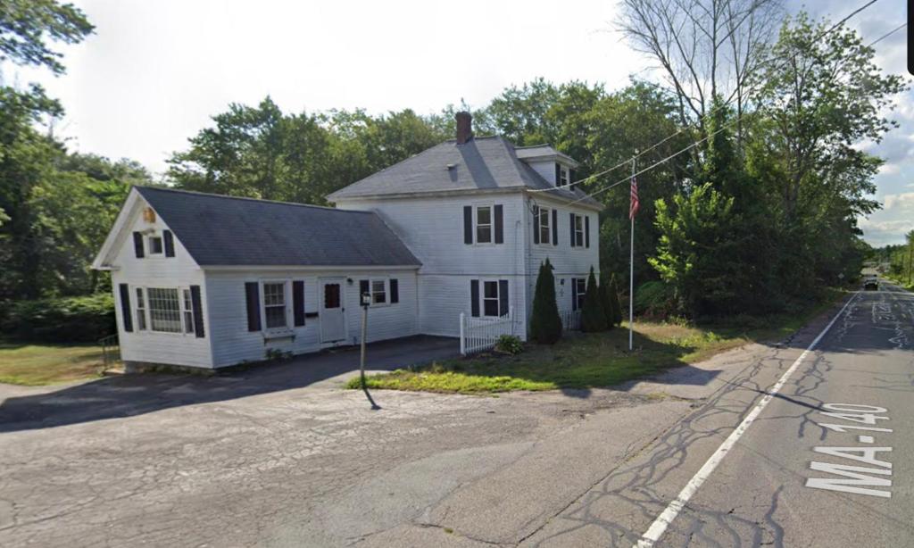 una casa blanca sentada al lado de una calle en Comfortable place to stay, en Milford