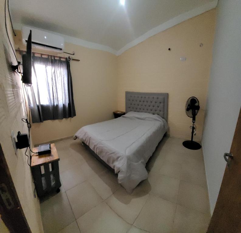 ein kleines Schlafzimmer mit einem Bett und einem Fenster in der Unterkunft Departamentos Borges in Santiago del Estero