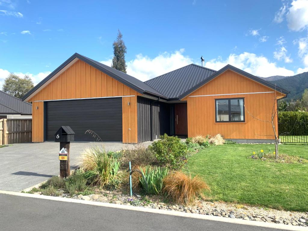 uma casa com garagem e uma entrada em 6 Dumblane Way em Hanmer Springs