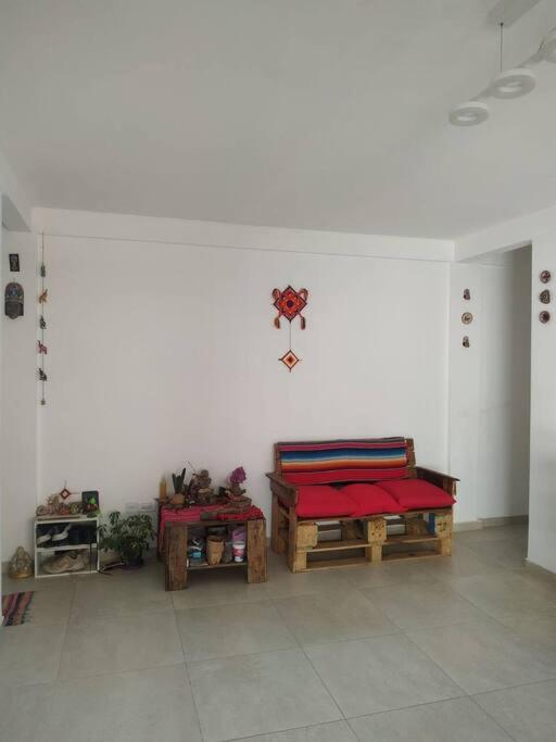 Cette chambre comprend 2 lits et un mur blanc. dans l'établissement Departamento 3 ambientes, à Mar del Plata