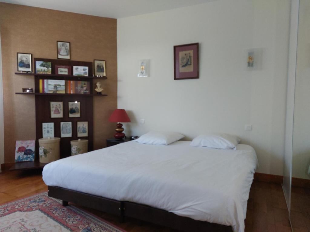 a bedroom with a white bed and a book shelf at Appartement Urrugne, 3 pièces, 6 personnes - FR-1-239-772 in Urrugne