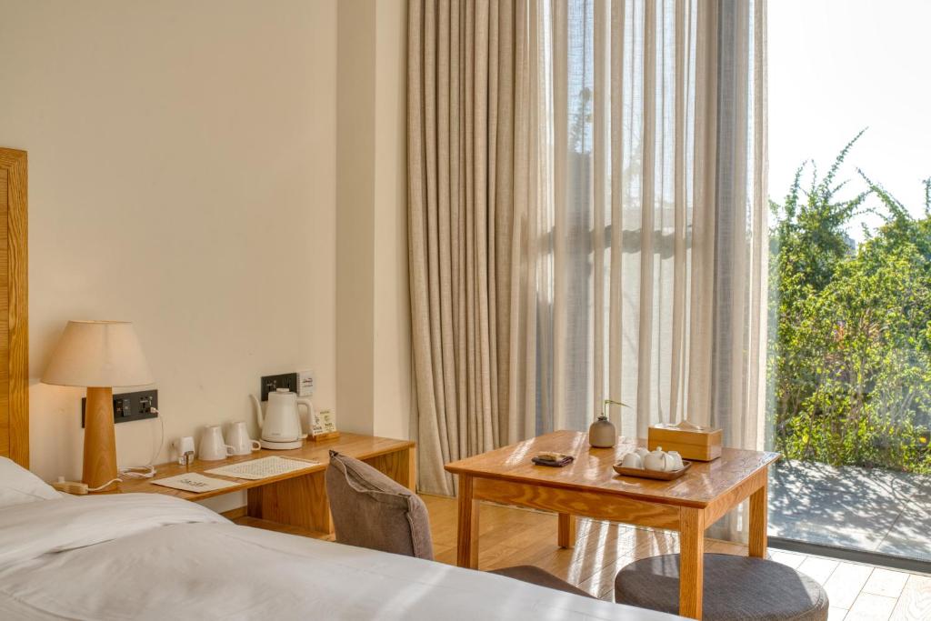 Postel nebo postele na pokoji v ubytování Taihua Wutong Hotel
