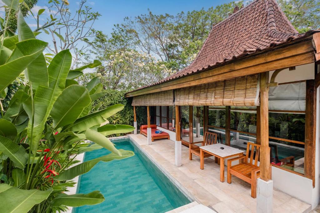 een afbeelding van een villa met zwembad bij Alam Bidadari Seminyak in Seminyak