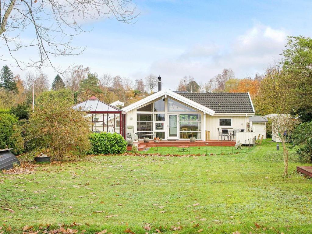 ein Haus mit einem großen Garten davor in der Unterkunft Holiday home Ølsted IV in Ølsted