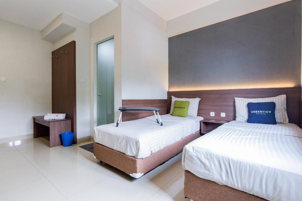 Urbanview Hotel Slipi Inn Palmerah - Superior Twin Room