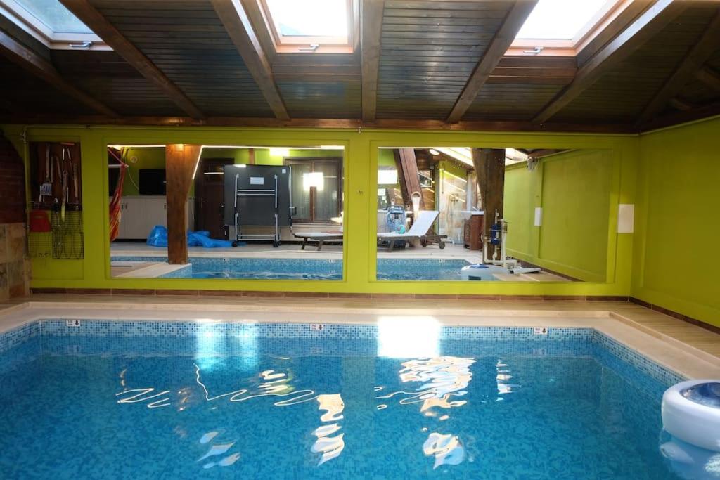 Cîrcea的住宿－La Piscina di Diutz - No smoking，一座带客厅的别墅内的大型游泳池