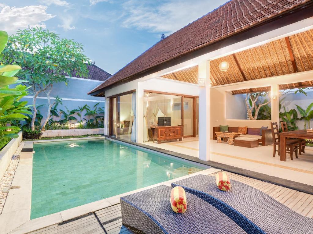 una imagen de una villa con piscina en Avery Le Nixsun Villas Uluwatu by Waringin Hospitality, en Uluwatu