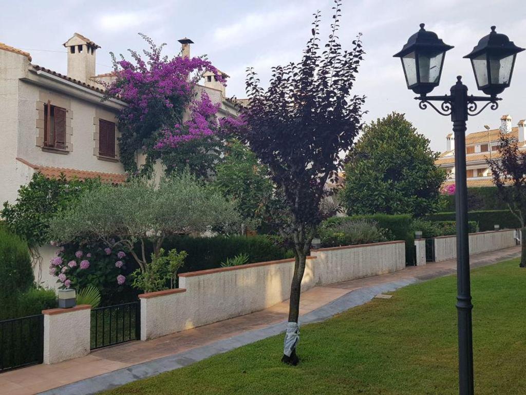 een straatlicht naast een huis met bloemen bij Casa Platja d'Aro, 3 dormitorios, 6 personas - ES-209-13 in S'Agaro