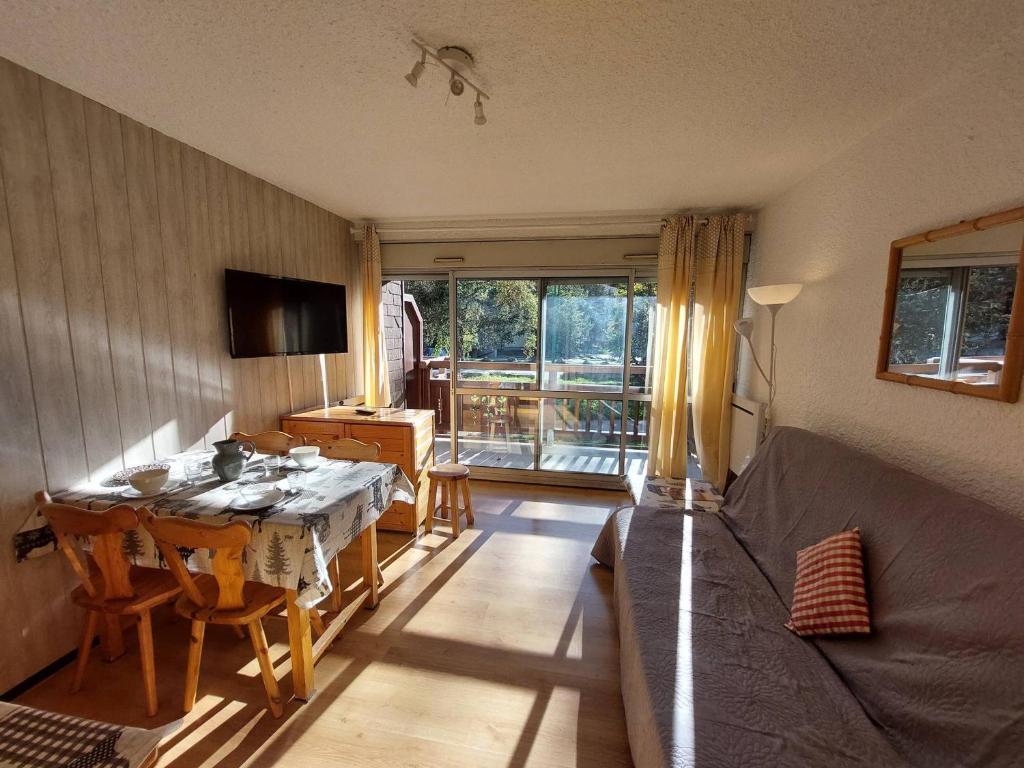un salon avec une table et un canapé dans l'établissement Studio cosy aux Deux Alpes - 4 pers, 32m², pied des pistes, balcon sud - FR-1-516-209, à Les Deux Alpes