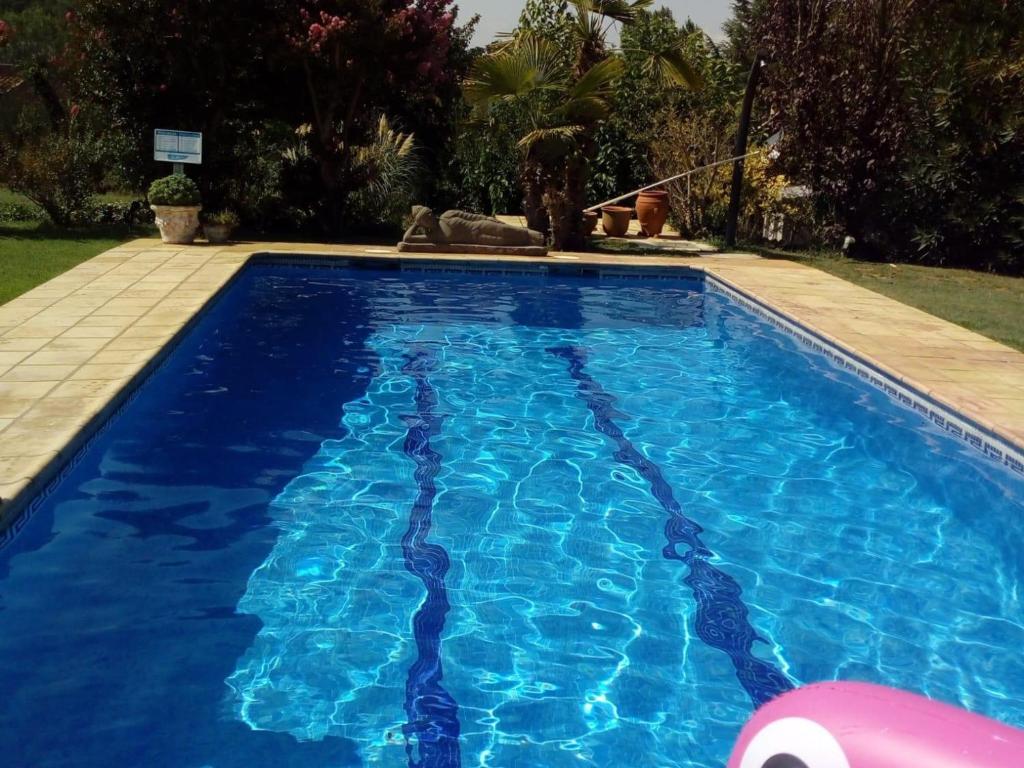 uma piscina com água azul num quintal em Casa Caldes de Malavella, 5 dormitorios, 10 personas - ES-209-37 em Caldes de Malavella