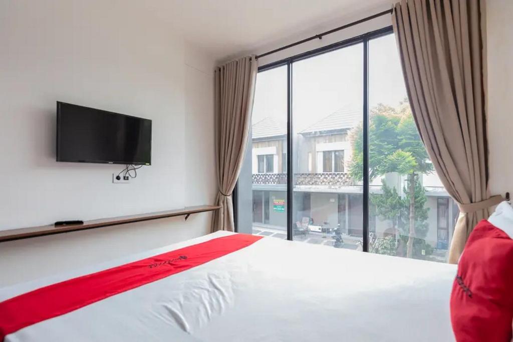 RedDoorz Plus near ICE BSD 2 TV 또는 엔터테인먼트 센터