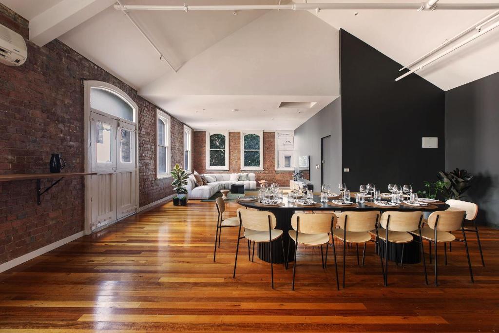 comedor grande con mesa y sillas en Warburton's Loft en Melbourne