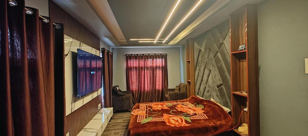 Habitación con cama y TV. en Home sleeper en Srinagar