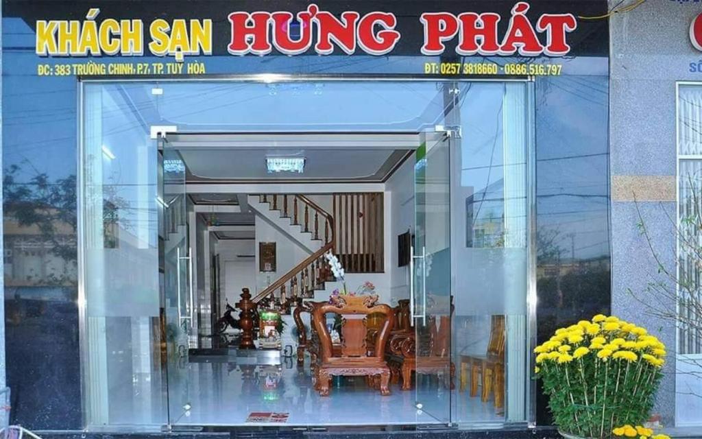 uma vitrine com uma mesa e cadeiras em Hưng Phát Hotel em Phu Yen