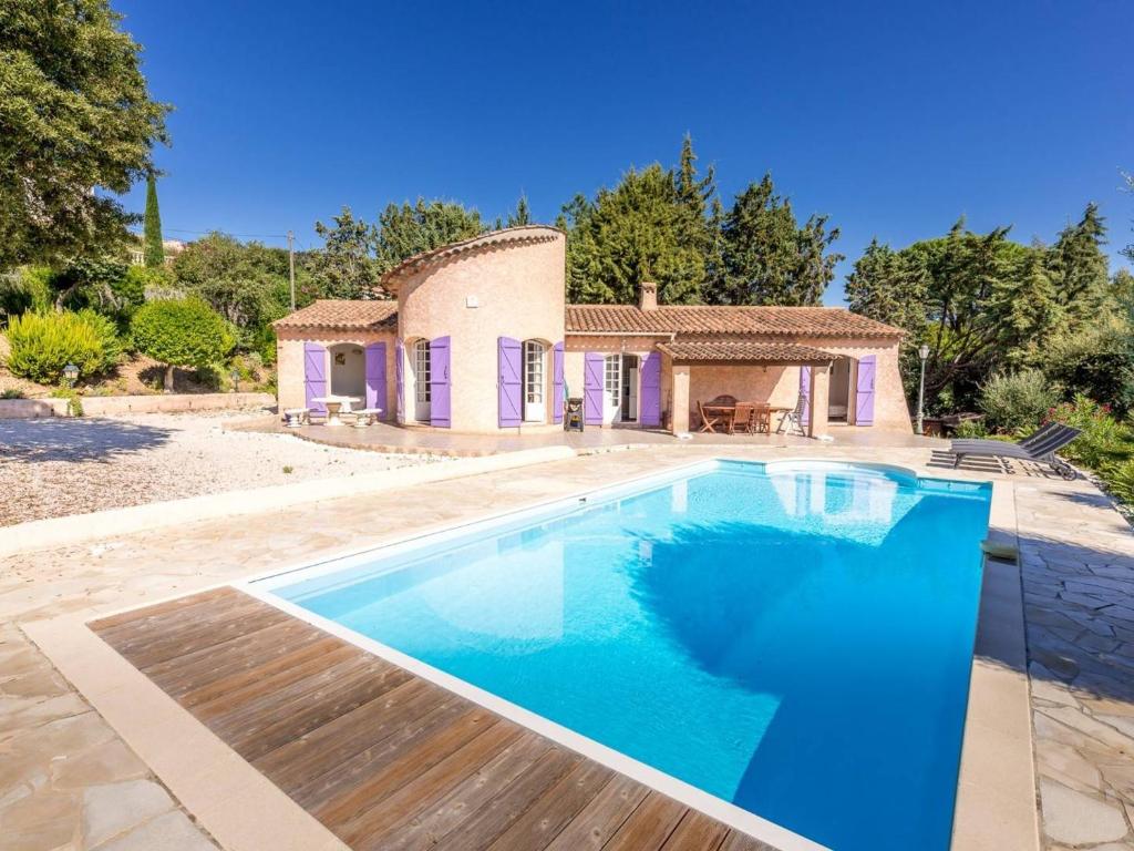 une villa avec piscine devant une maison dans l'établissement Villa 3 chambres avec piscine privée, véranda et jardin près des plages - FR-1-768-16, aux Issambres