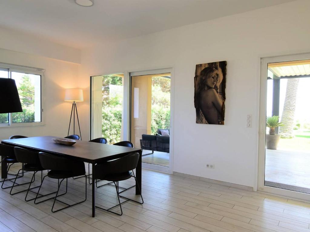 Villa pieds dans l'eau pour 10 personnes avec piscine, clim et Wi-Fi - FR-1-768-27 photo photo 6