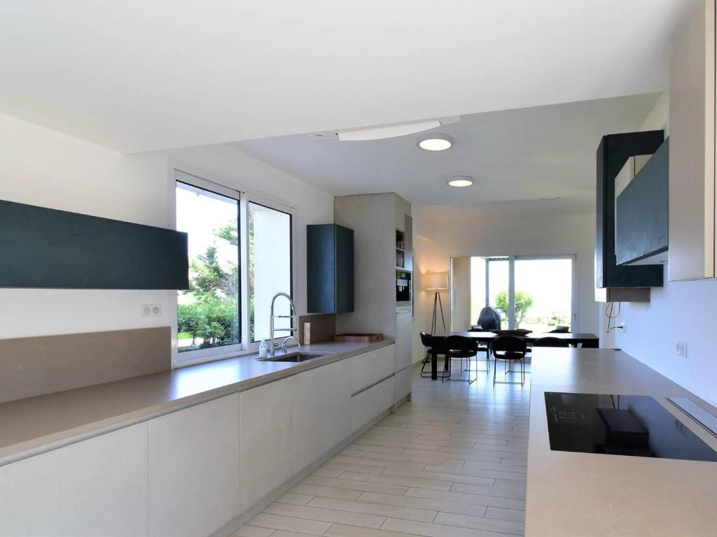 Villa pieds dans l'eau pour 10 personnes avec piscine, clim et Wi-Fi - FR-1-768-27 photo photo 5