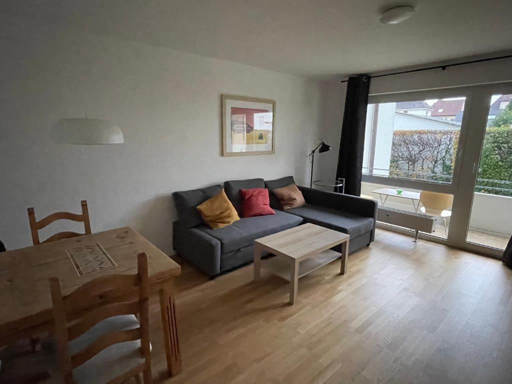 uma sala de estar com um sofá e uma mesa em Relax am Bodensee em Friedrichshafen