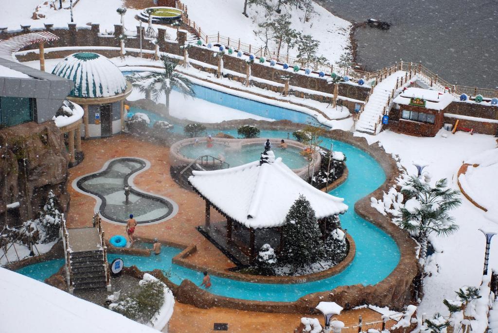 Bazén v ubytování Jungheung Gold Spa & Resort nebo v jeho okolí