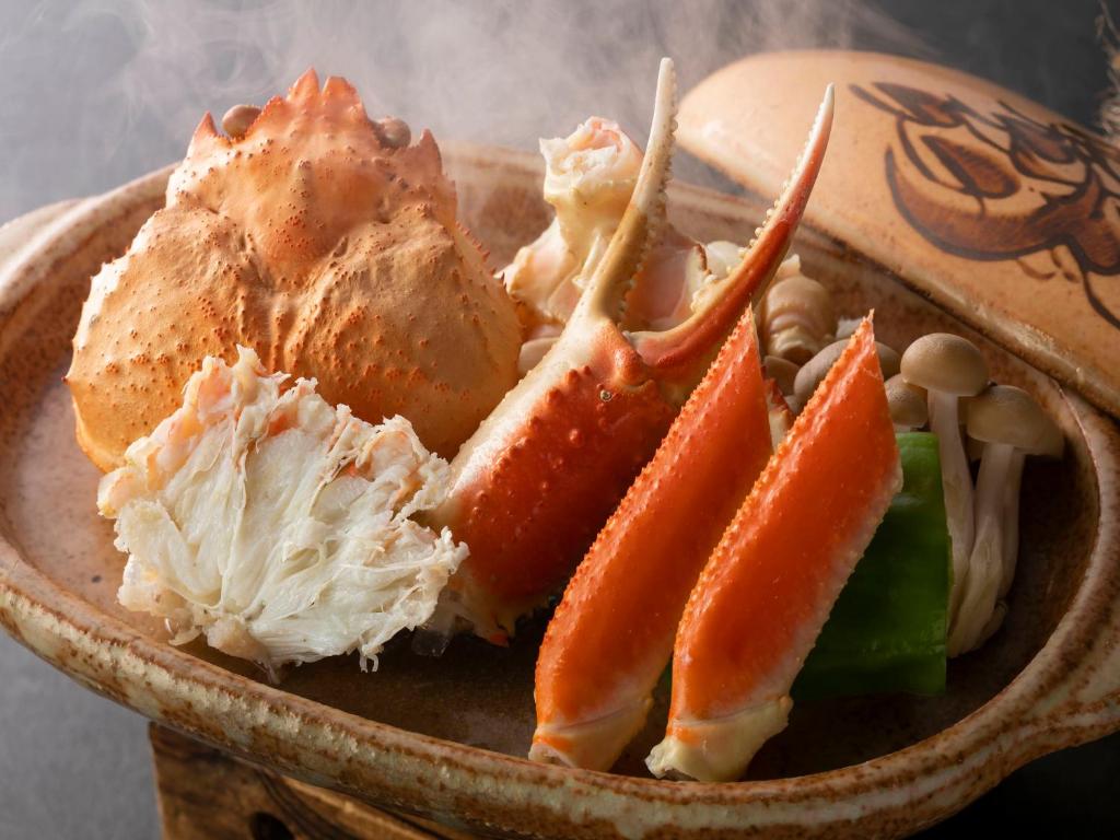 un tazón de comida con zanahorias y otras verduras en KAMENOI HOTEL Yamato Heguri, en Heguri