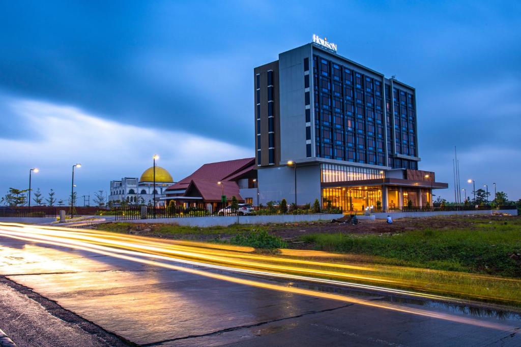 un edificio con una carretera frente a un edificio en Hotel Horison Ultima Kertajati, en Majalengka