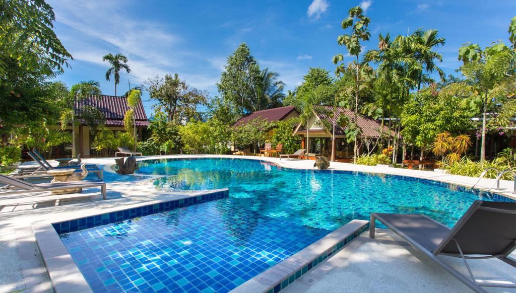 Bazén v ubytování Baan Suan Villas Resort nebo v jeho okolí