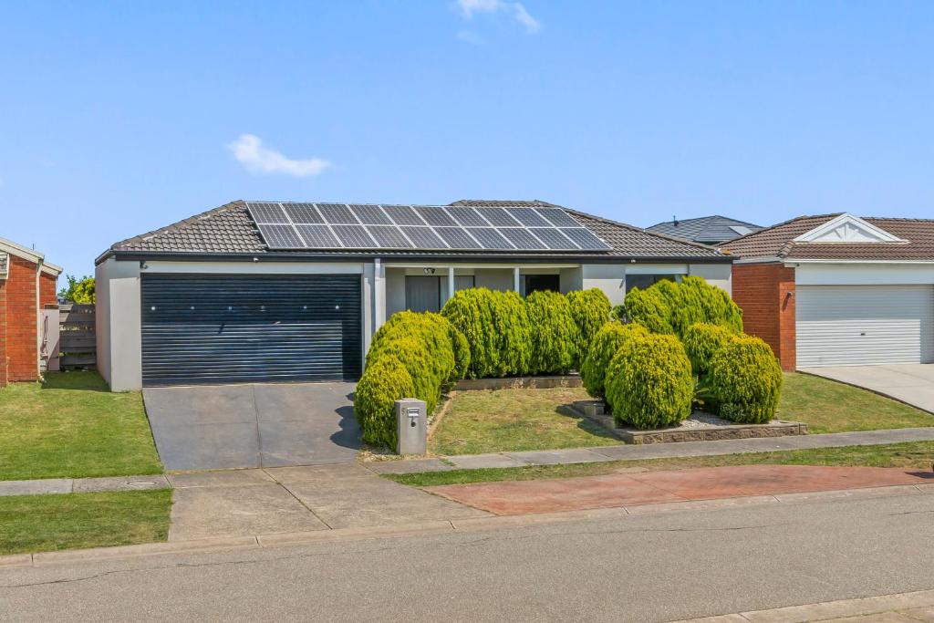 una casa con una fila de arbustos con techo solar en StayAU Cozy Family Home 4BR Berwick, en Berwick