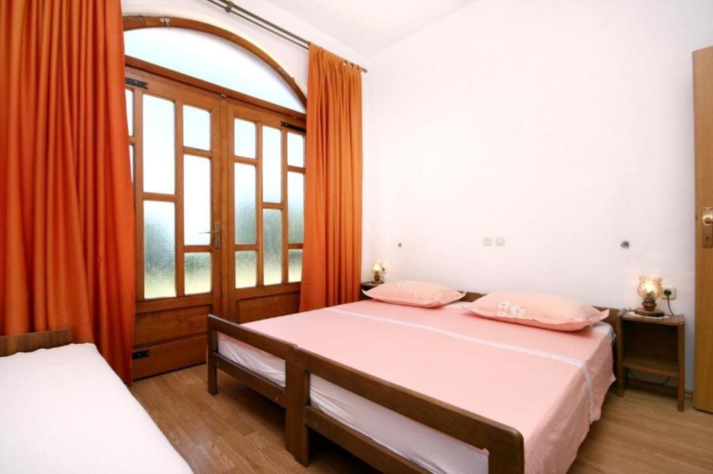 - une chambre avec 2 lits et une fenêtre dans l'établissement Apartments Sunny - quiet and relaxing, à Makarska