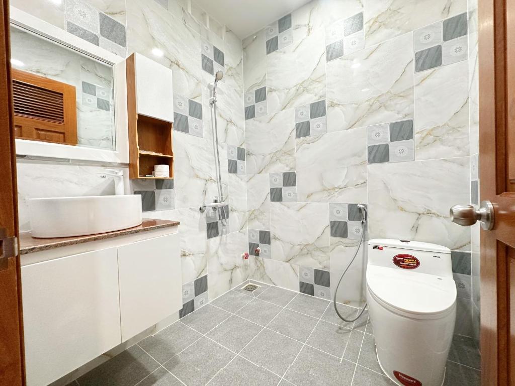 a bathroom with a toilet and a sink at Milan Homestay - Milanesa Hotel and Apartment in Vung Tau
