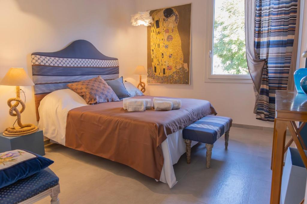 um quarto com uma cama com uma cabeceira azul em Gerani Apartments em Bordighera
