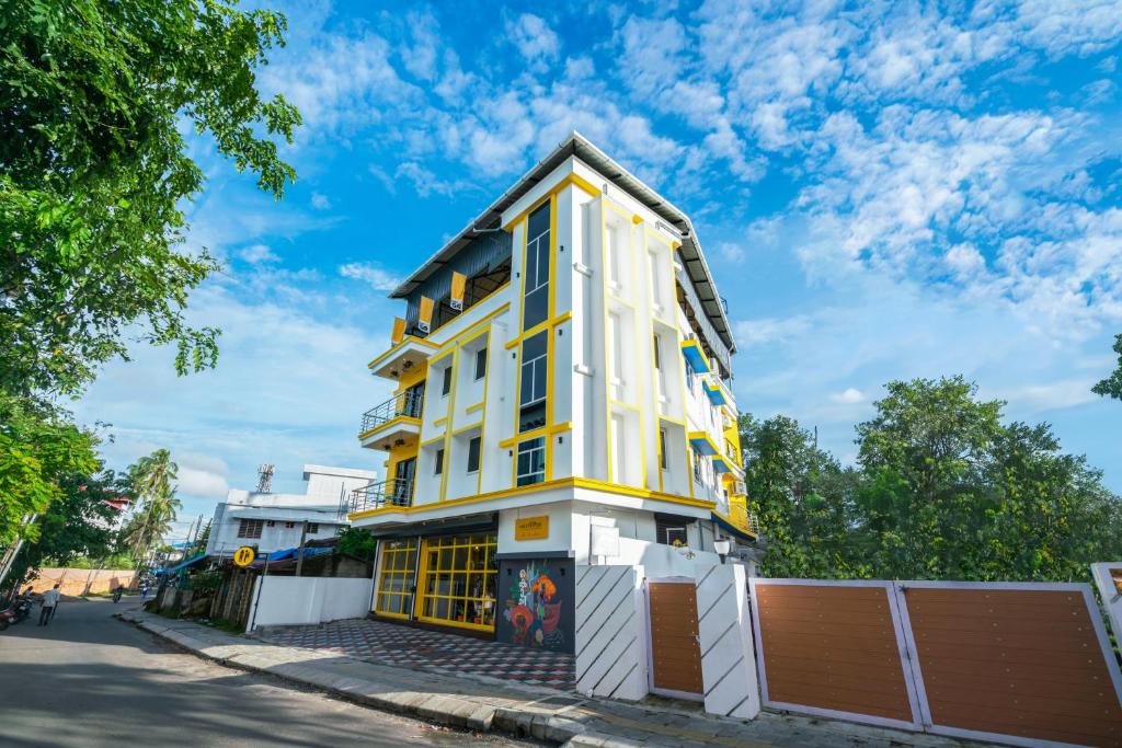 un edificio blanco y amarillo en una calle en The Hosteller Fort Kochi, en Kochi