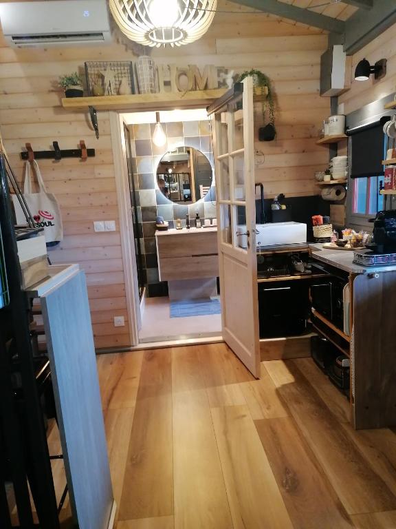 Kuchyň nebo kuchyňský kout v ubytování TiNY HOUSE LE CHALET