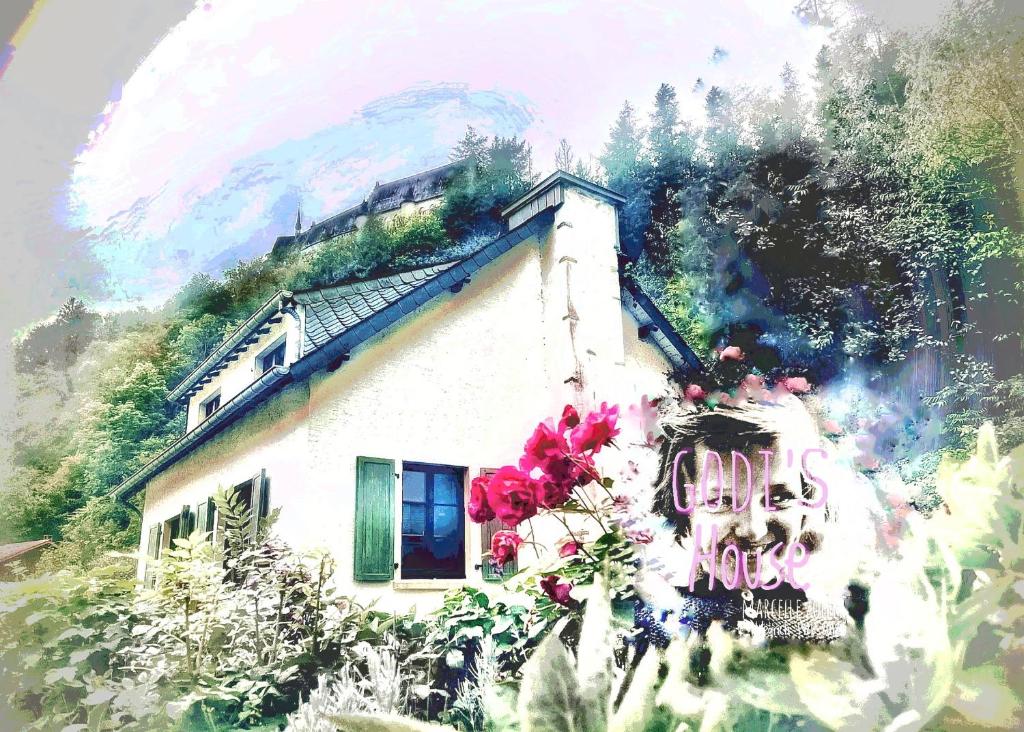 ein Bild eines Hauses mit Blumen davor in der Unterkunft Godi's House in Vianden