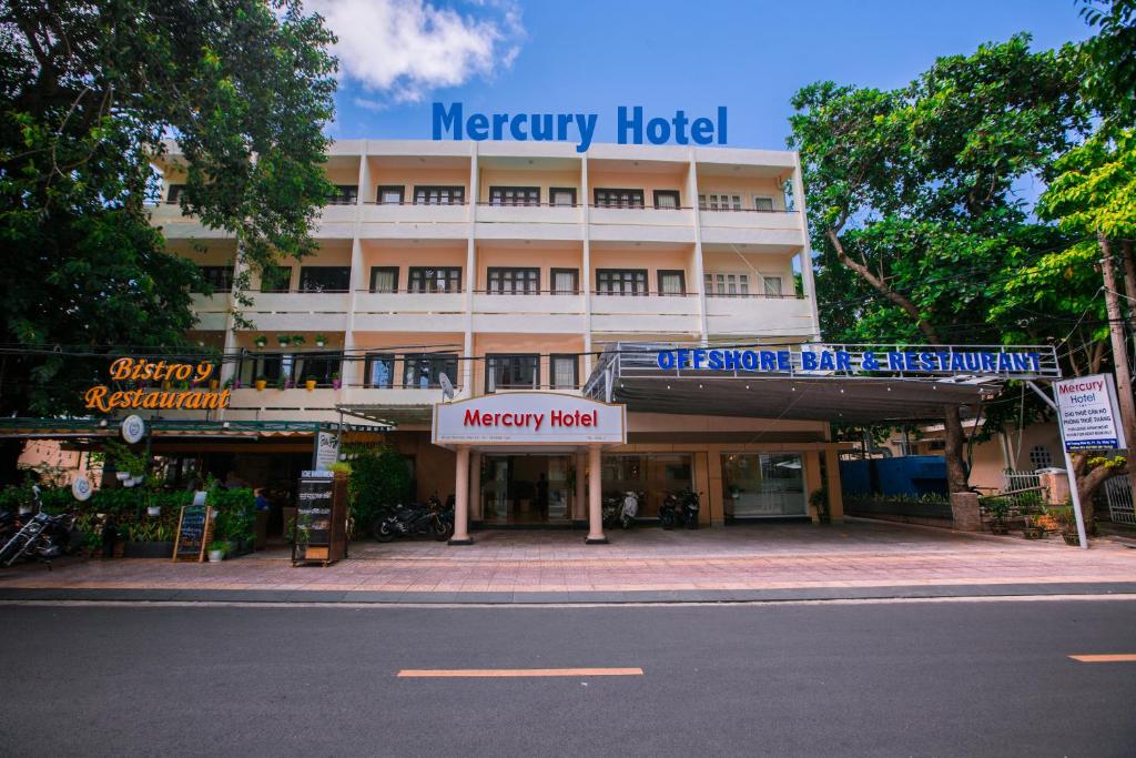 um hotel com um sinal para um hospital terapêutico em Mercury Hotel & Apartment em Vung Tau