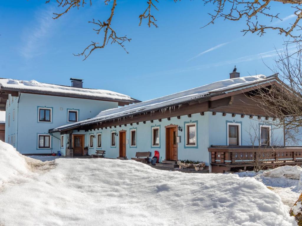 ein weißes Haus mit Schnee davor in der Unterkunft Spacious Apartment with close to Skiing Points in Mittersill