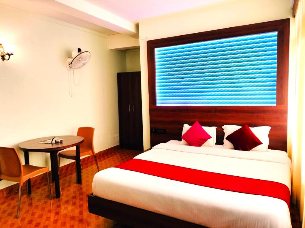 LILY GUEST HOUSE في شيلونغ: غرفة الفندق بسرير وطاولة