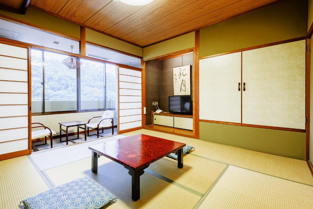 TV a/nebo společenská místnost v ubytování Ooedo Onsen Monogatari Awara
