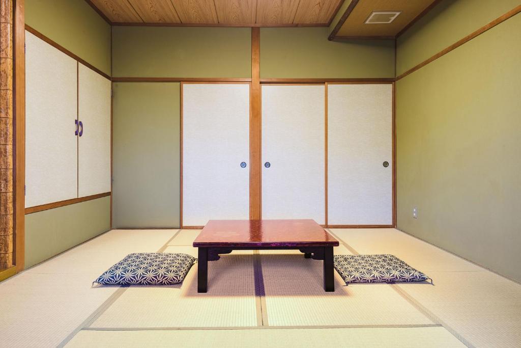 Postel nebo postele na pokoji v ubytování Ooedo Onsen Monogatari Awara