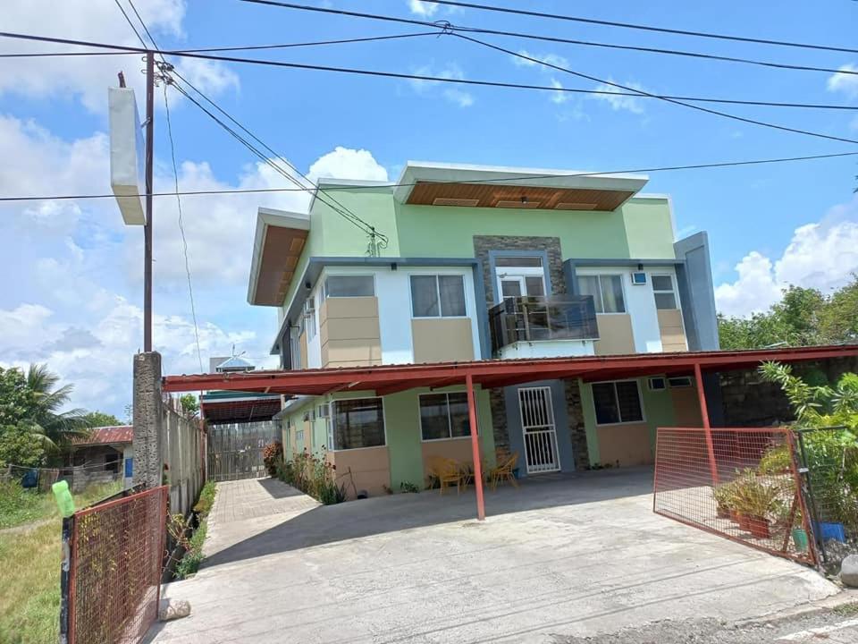 uma casa com uma cerca em frente em CELCOR PENSION HOUSE em Cabatuan