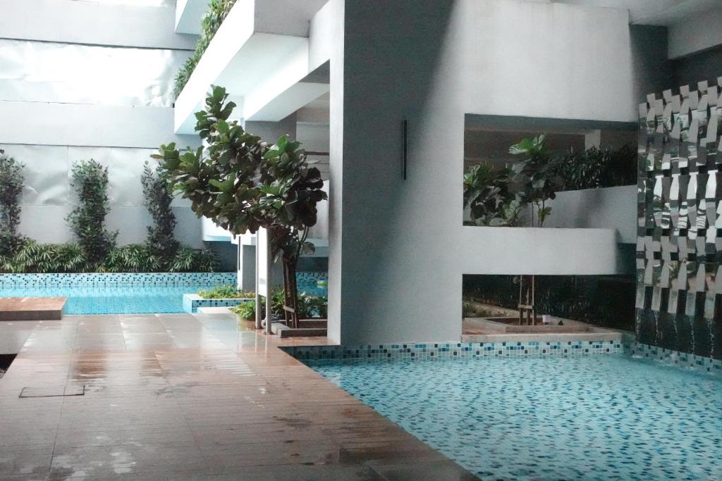 Ampang Neu Suites by DreamOak في كوالالمبور: مسبح في وسط مبنى
