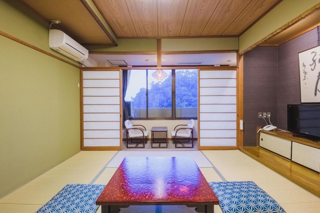 TV a/nebo společenská místnost v ubytování Ooedo Onsen Monogatari Awara