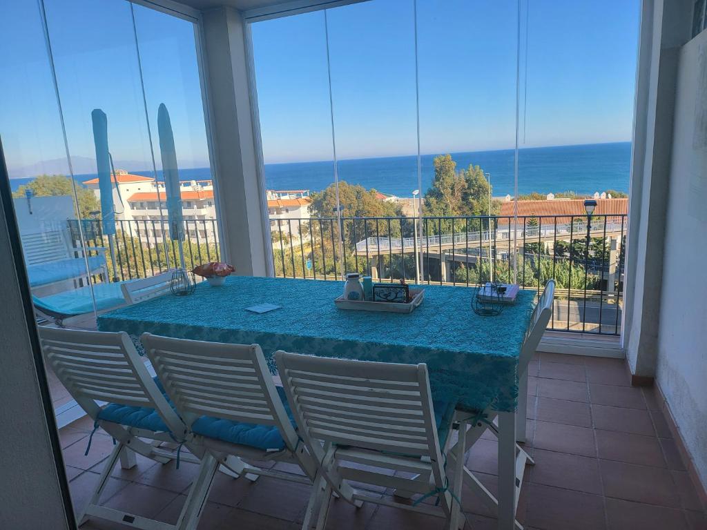 マニルバにあるManilva Playaのテーブルと椅子、海の景色を望むバルコニー
