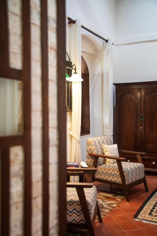 Posezení v ubytování Lamrin Ucassaim Goa An Indo Portuguese Hotel