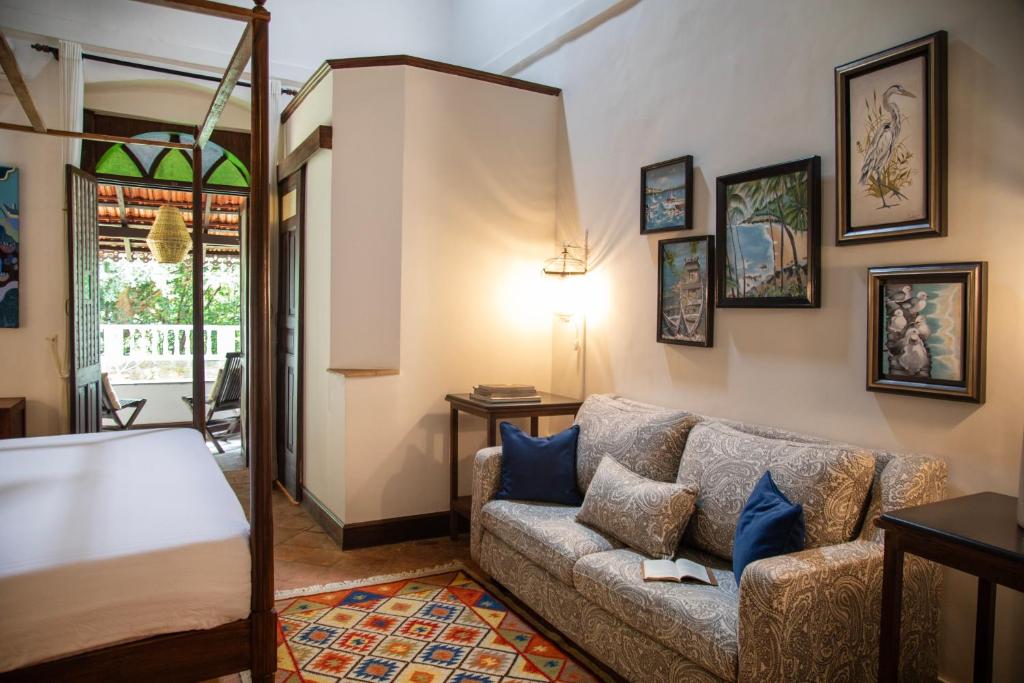 Postel nebo postele na pokoji v ubytování Lamrin Ucassaim Goa An Indo Portuguese Hotel