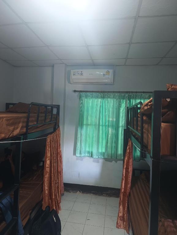 Postel nebo postele na pokoji v ubytování Paifah Hostel