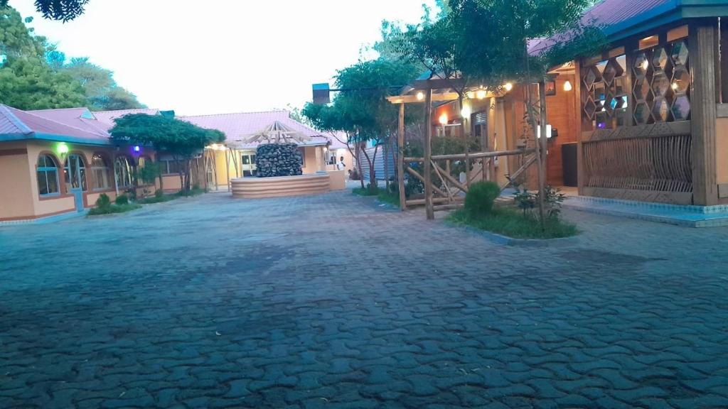 una calle adoquinada frente a algunos edificios en Quanam Woods Hotel, en Lodwar