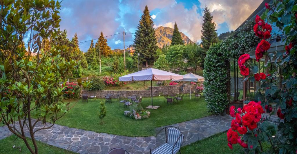 プラマンタにあるAnavasi Mountain Resortの赤いバラの庭のある裏庭