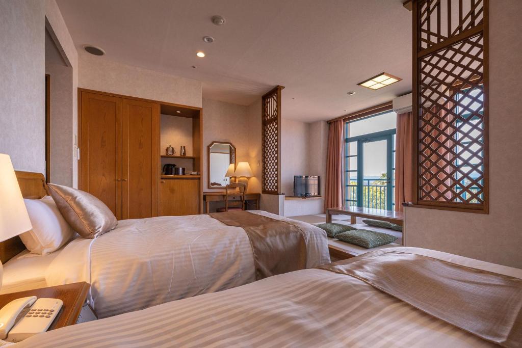 Postel nebo postele na pokoji v ubytování Ooedo Onsen Monogatari Premium Saikaibashi